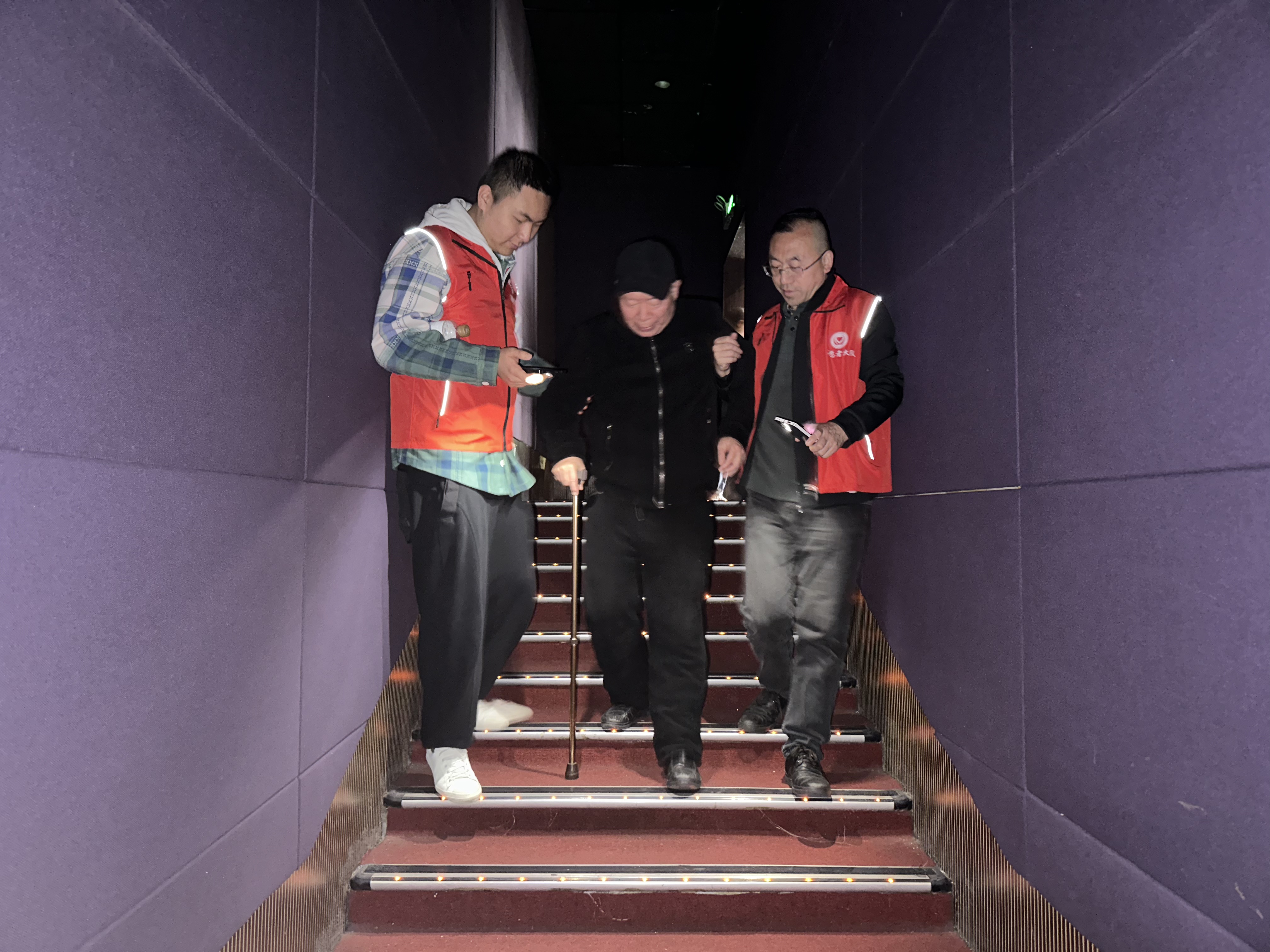 两江新区慈善会开展残疾人观影公益活动